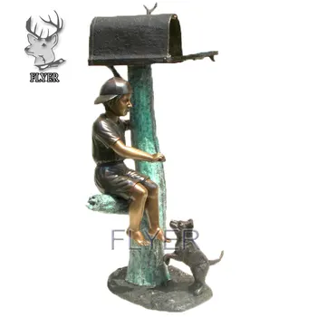 Наружное украшение Современный дизайн Металлическая детская статуэтка в натуральную величину Почтовый ящик Бронзовая статуя сидящего мальчика с почтовым ящиком для собаки