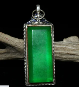 Подвеска из зеленого нефрита, инкрустированная старинным тибетским серебром.