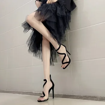 Черные замшевые женские летние босоножки в форме змейки, новые прозрачные женские туфли на высоком, тонком каблуке, для показа мод.