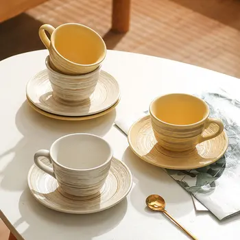 Японские винтажные спиральные керамические кофейные чашки и блюдца с тиснением, 210 мл, набор желто-белых Чашек для чая Латте, современная Кухонная посуда